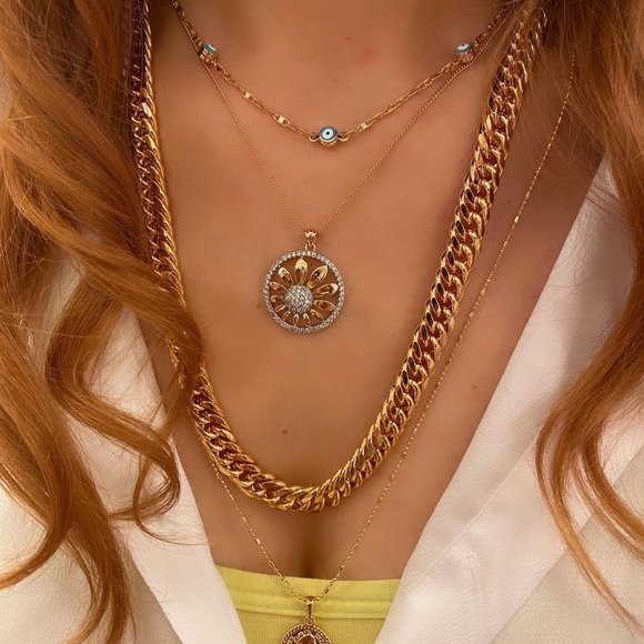 LAST ONE🔥 Flower Necklace | 18k Gold Plated | Luxury Jewelry - Picture 2 of 12